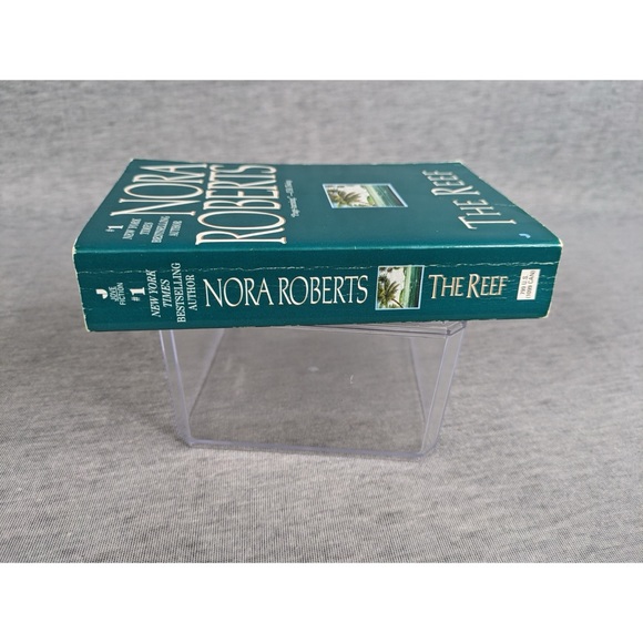 🍭 3/$10 Nora Roberts: The Reef (Paperback) - Picture 2 of 4